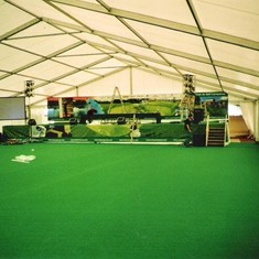 carpa-con-entarimado-y-moqueta