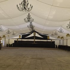 carpa-con-falso-techo-y-lamparas-.