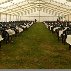 carpa-con-mesas-y-sillas