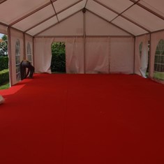 interior-carpa-de-6-con-tarima-y-moqueta